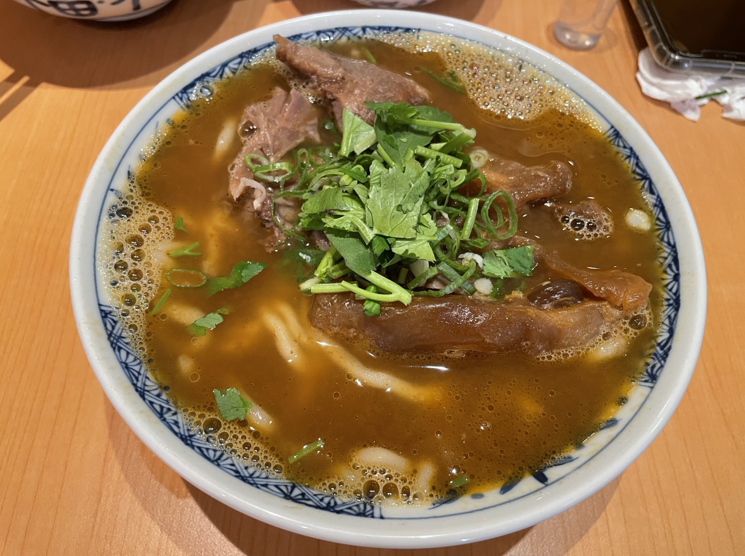 宵夜牛肉麵大王招牌三寶宵魂牛肉麵俯拍，紅燒湯頭香菜蔥花