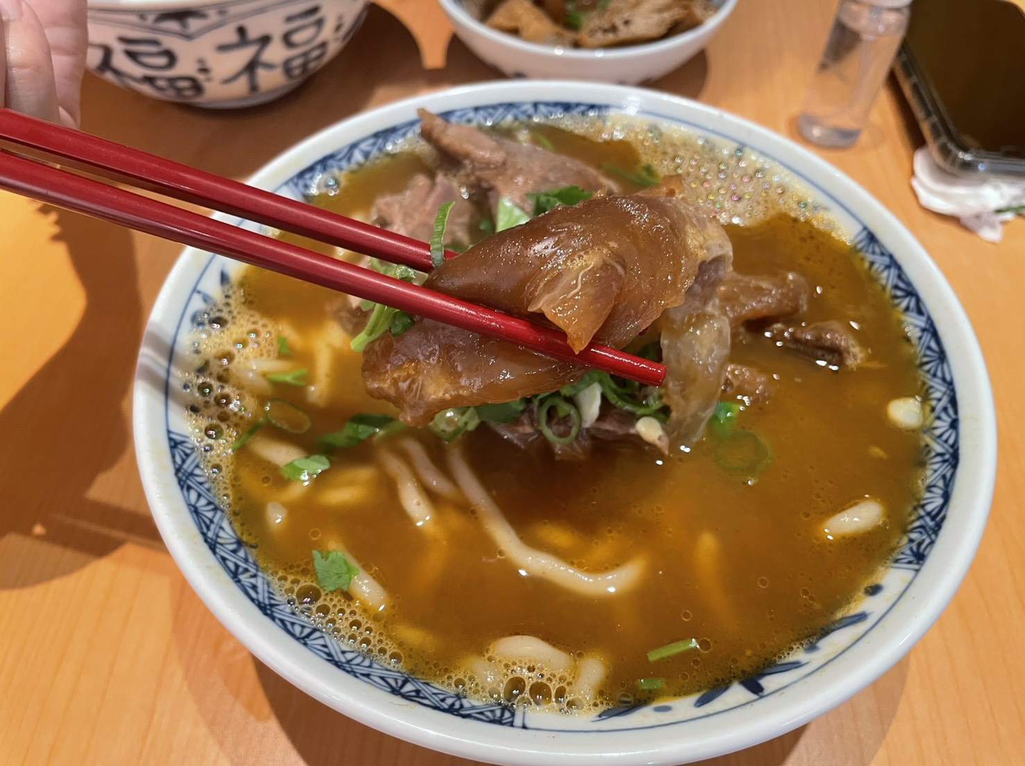 宵夜牛肉麵大王招牌三寶宵魂牛肉麵筷子夾起Q彈牛筋