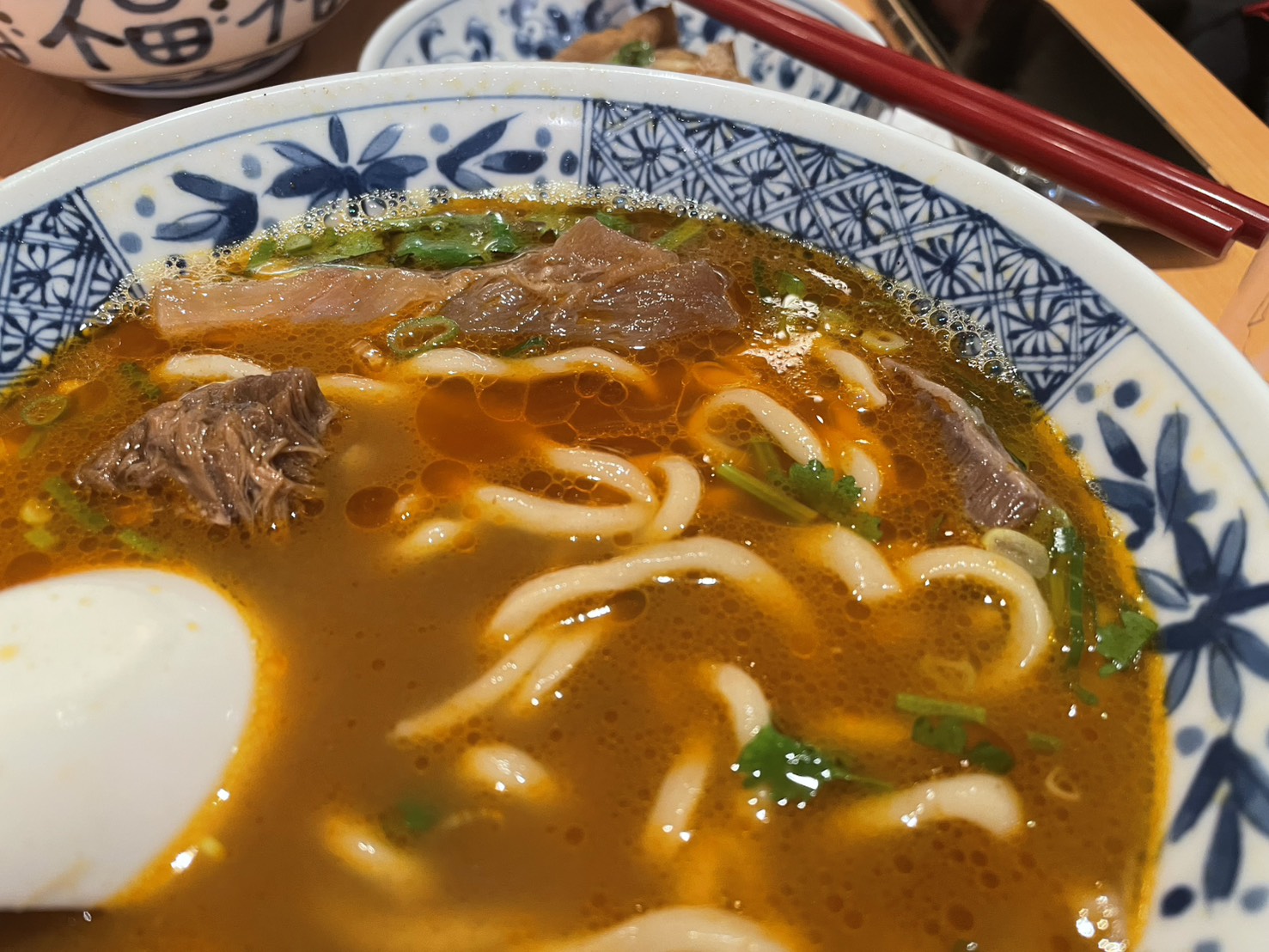 宵夜牛肉麵大王宵魂牛肉麵麵條近拍，滑Q麵條沉浸紅燒湯中