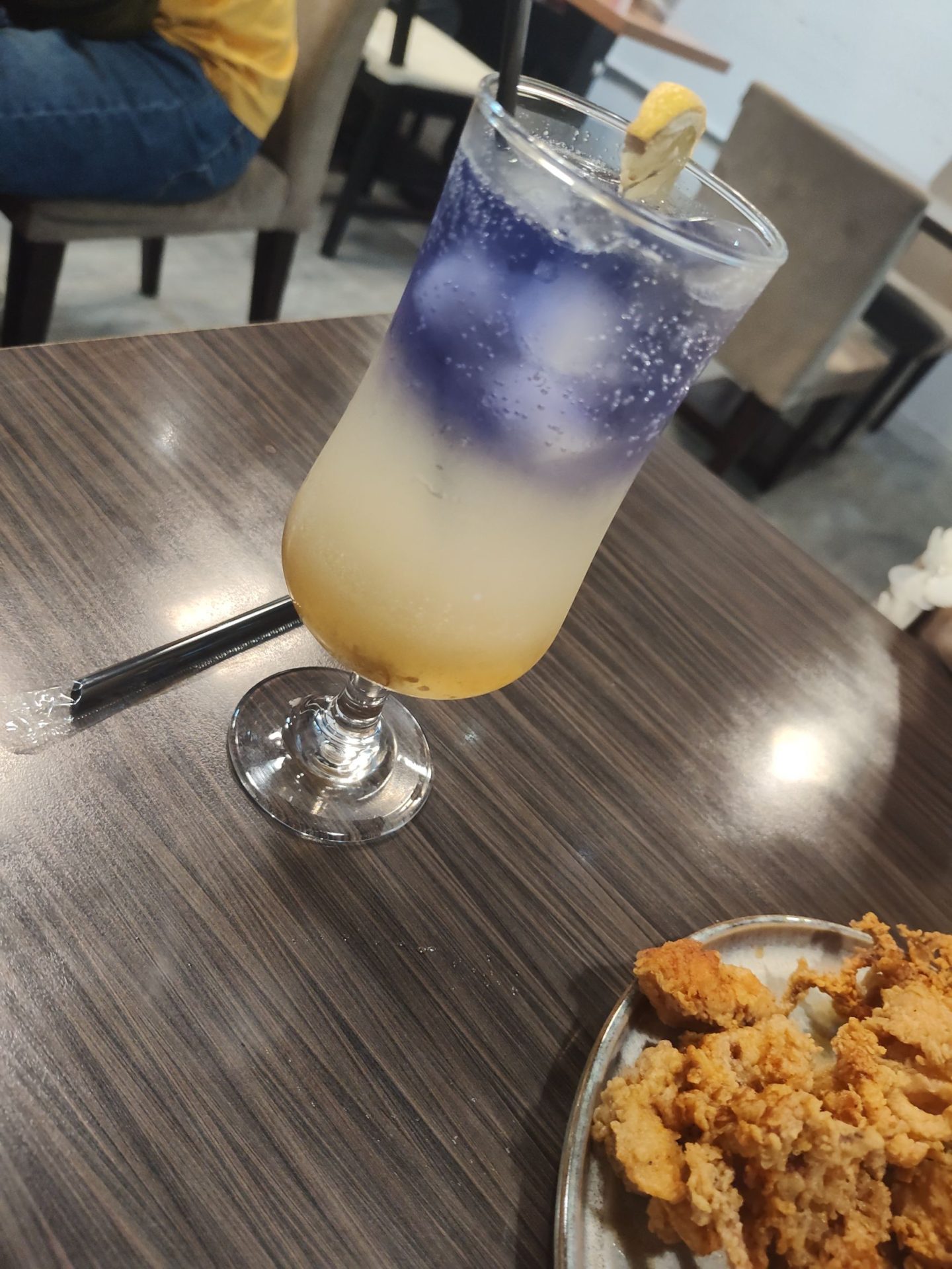 基隆私嶼 private island 蝶豆花氣泡飲，藍紫漸層配檸檬片視覺效果極佳