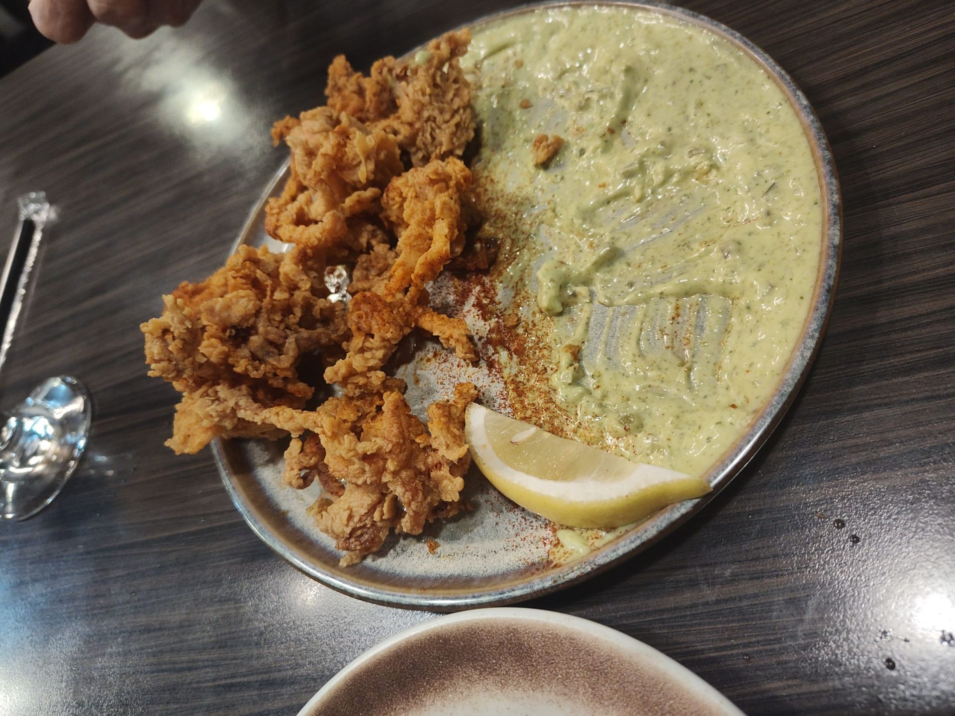 基隆私嶼 private island 酥炸大生蠔，金黃酥脆外皮搭配綠色塔塔醬