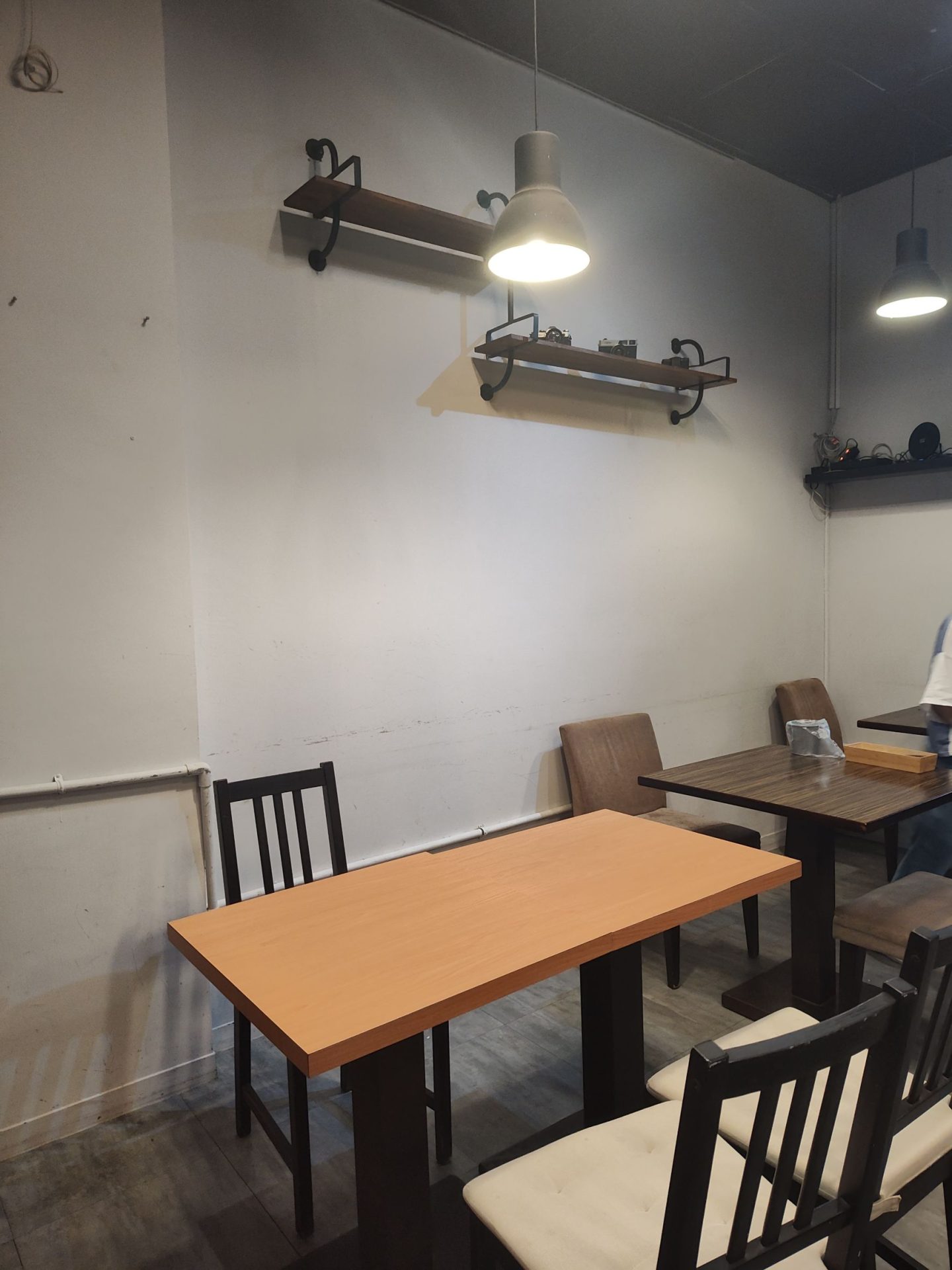 基隆私嶼 private island 用餐環境，工業風吊燈搭配木桌椅