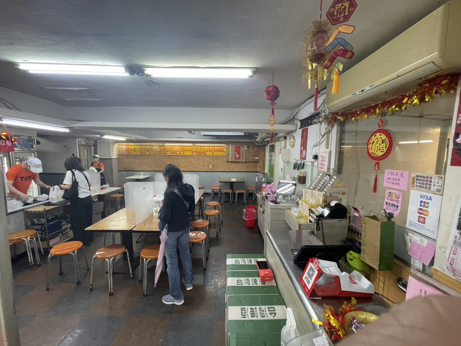 小龍飲食店內環境,簡單塑膠圓凳長桌,傳統台式小吃格局