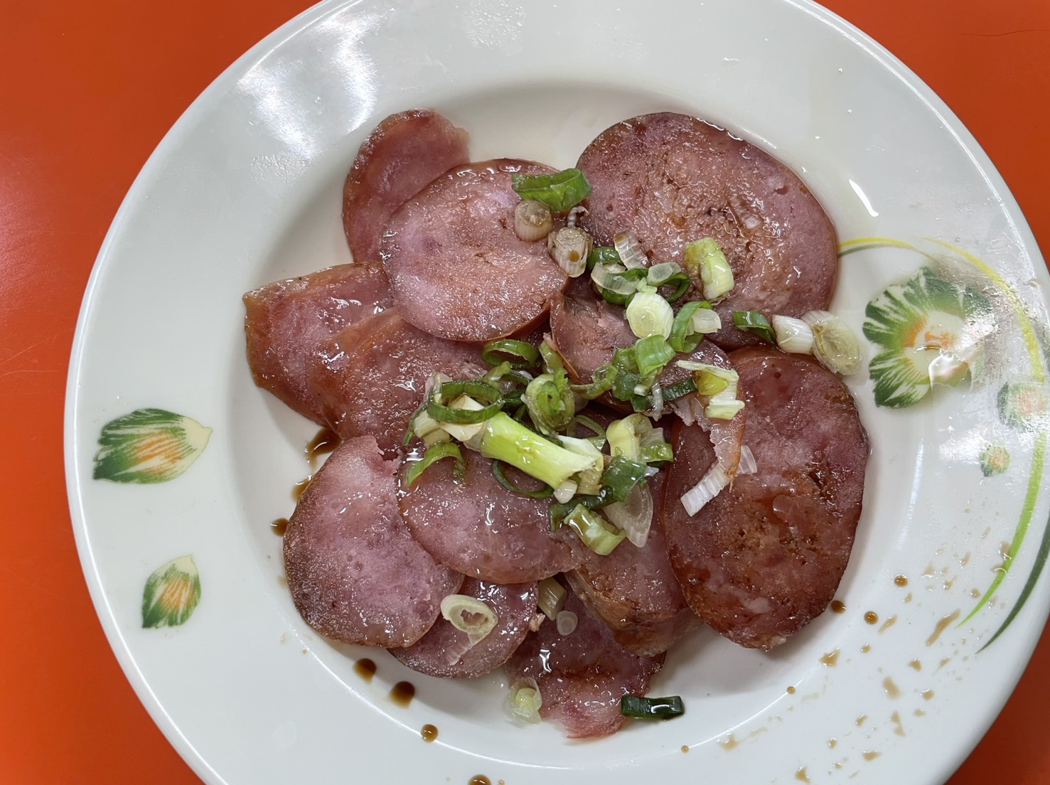 小龍飲食滷大香腸,厚切配蔥花,色澤深褐誘人