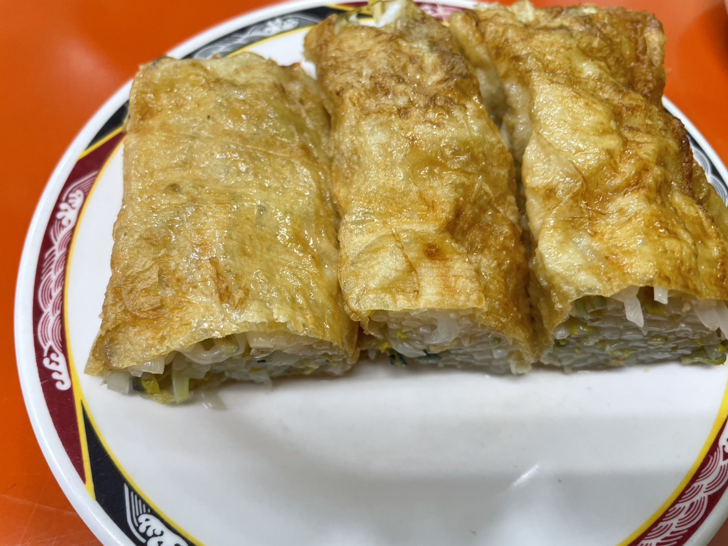 小龍飲食豆魚,豆腐皮捲黃豆芽油炸,外皮金黃酥脆