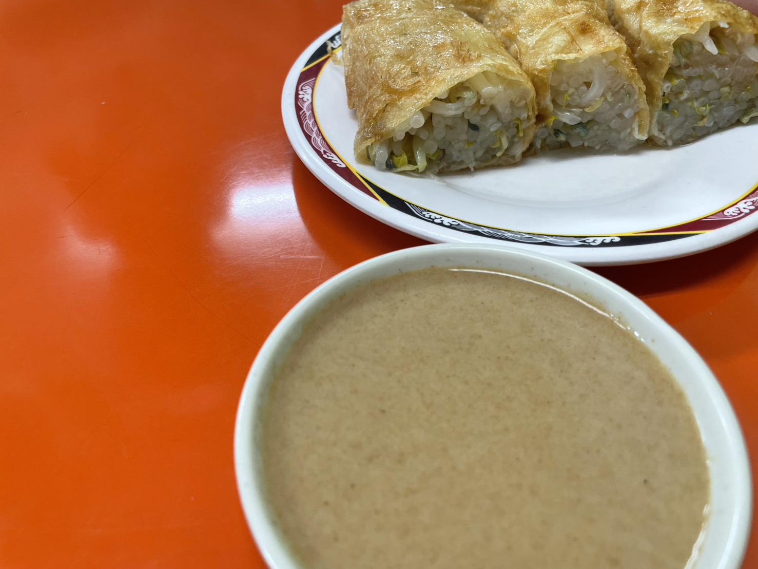 小龍飲食豆魚搭配濃稠麻醬