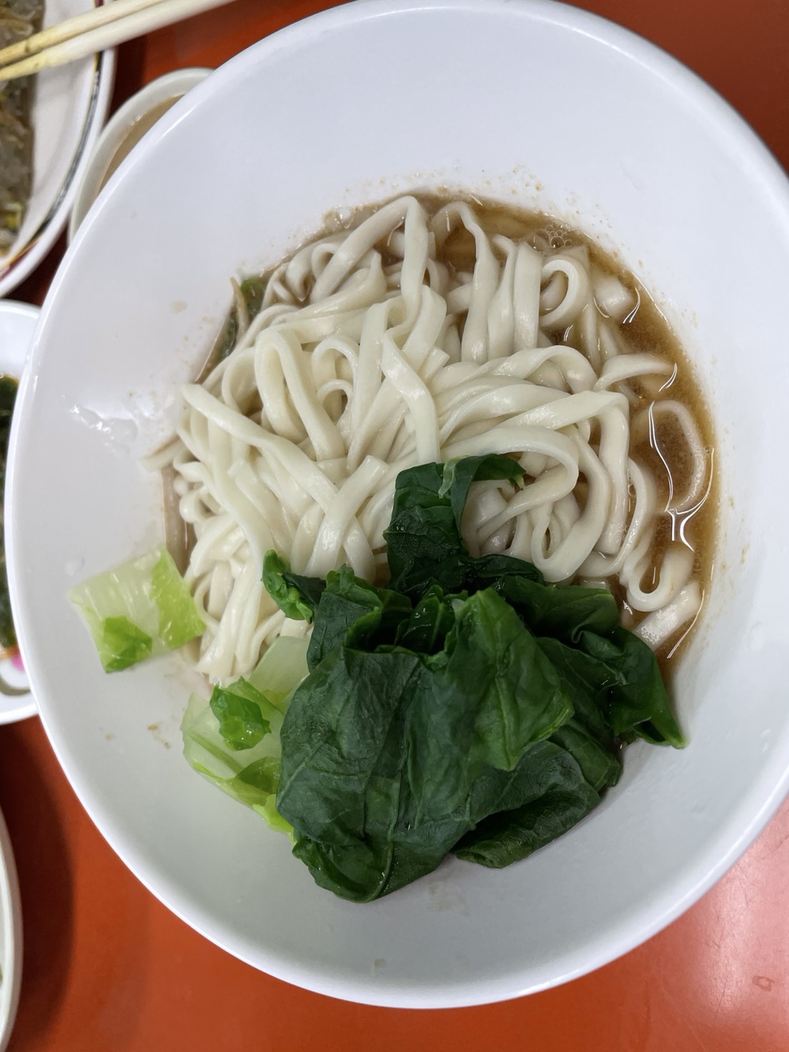 小龍飲食小龍湯麵,清湯底加青菜,清爽不油膩