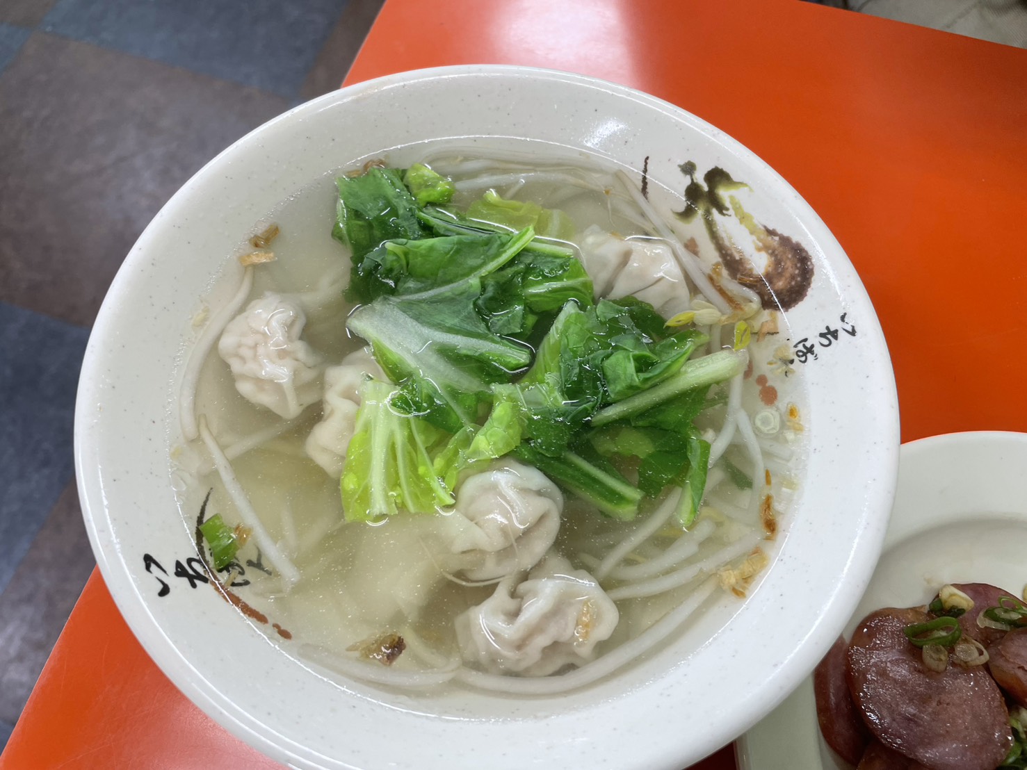 小龍飲食餛飩麵,清湯底皮薄餡扎實