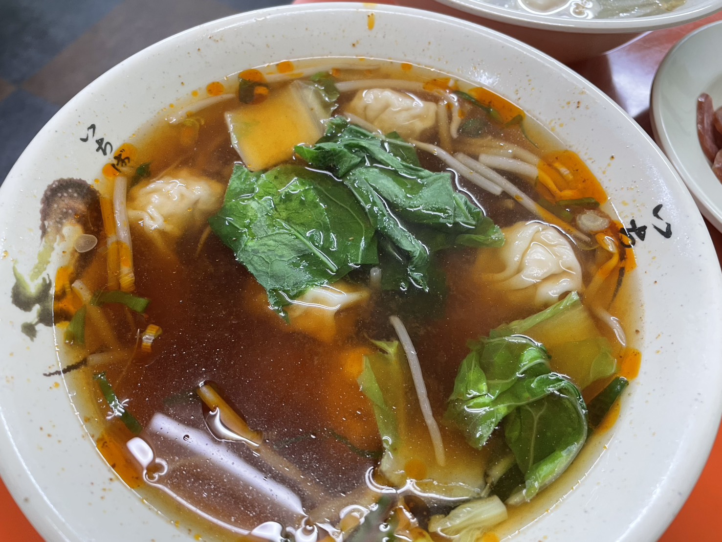 小龍飲食酸辣湯麵,深色湯頭料多,豆腐金針菇餛飩