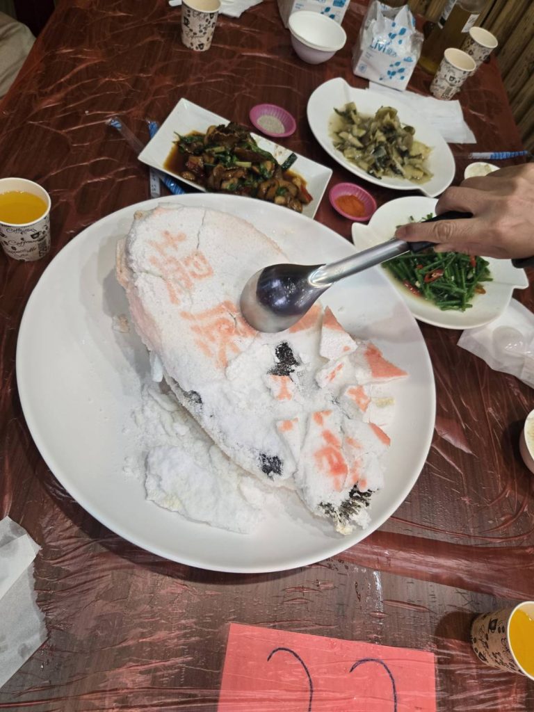 塭底烤魚招牌鹽烤台灣鯛敲開鹽殼上桌