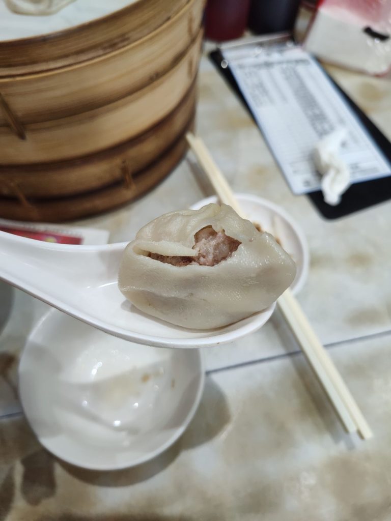 黃龍莊小籠湯包用湯匙盛裝內餡