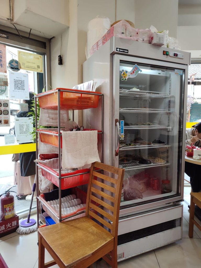 黃龍莊店內陳列冰箱與小菜