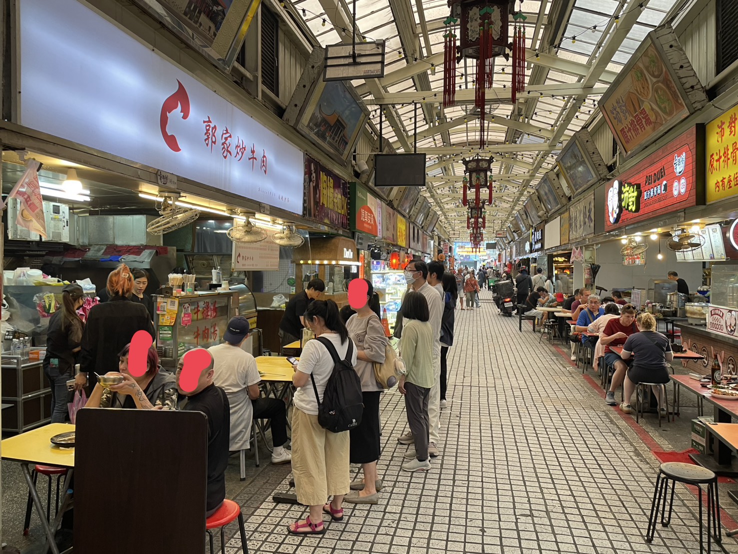 華西街觀光夜市走道與郭家炒牛肉店面