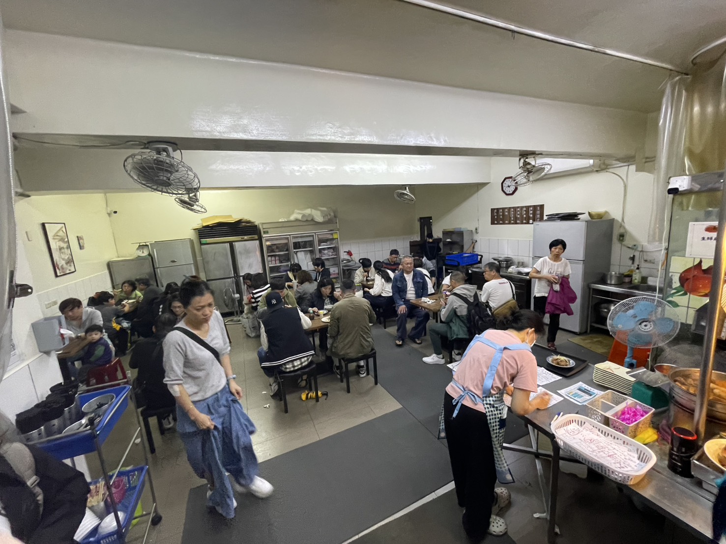 長腳麵食內用區用餐情況