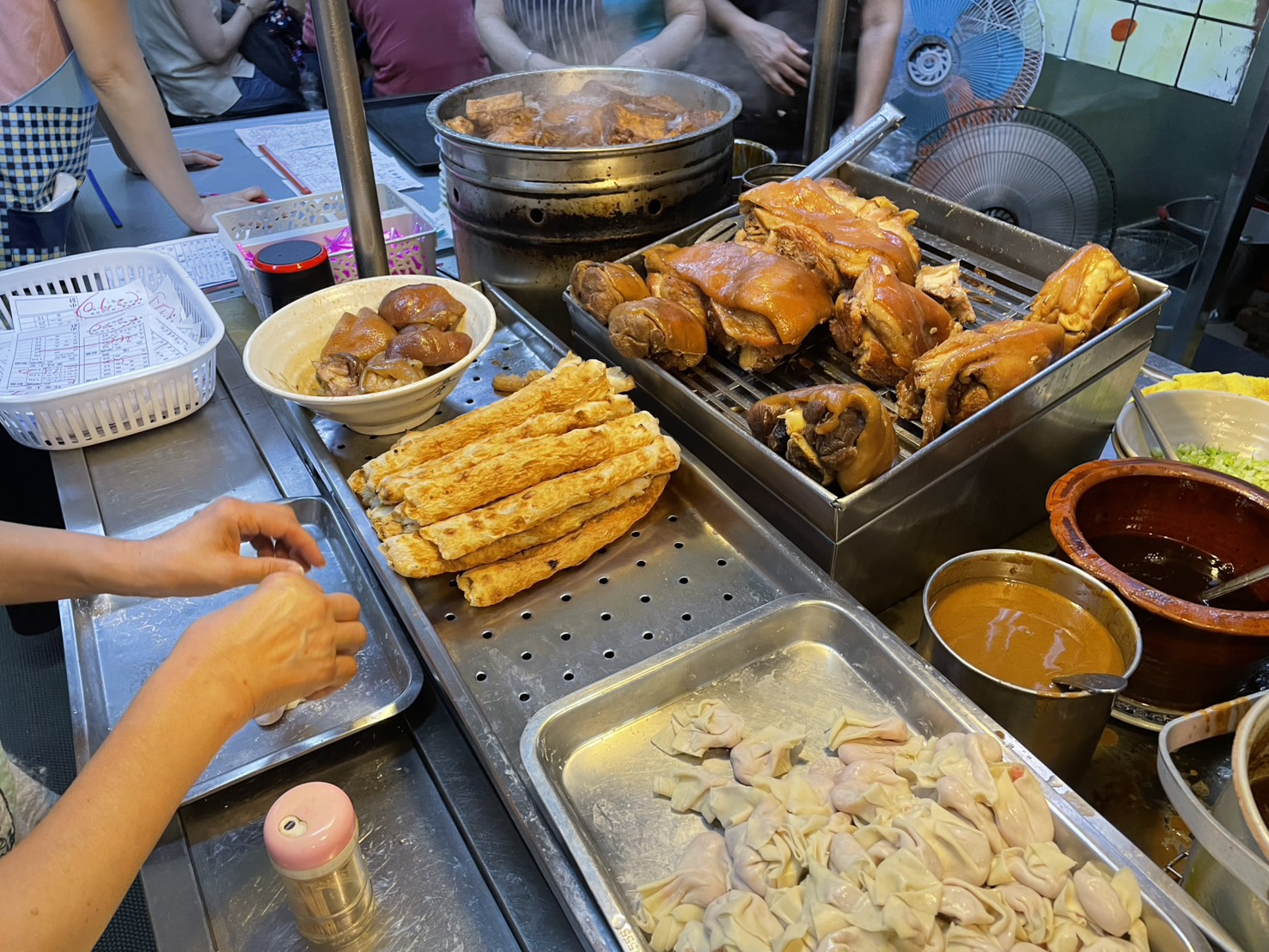 長腳麵食攤位豬腳吉古拉扁食陳列