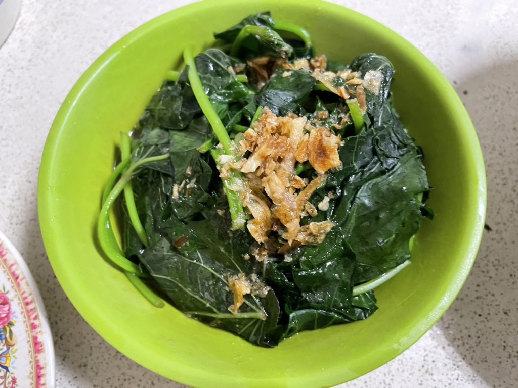 蘆洲大廟口切仔麵燙地瓜葉小菜