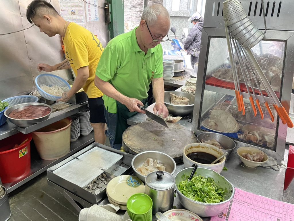 蘆洲大廟口切仔麵老闆現場切黑白切