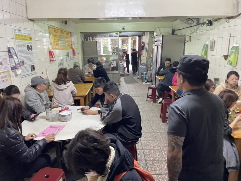 蘆洲大廟口切仔麵店內用餐環境