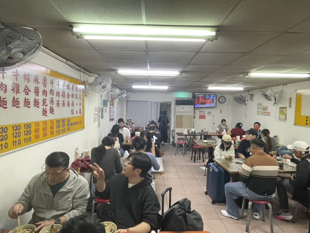 富宏牛肉麵店內用餐環境，座位幾乎坐滿