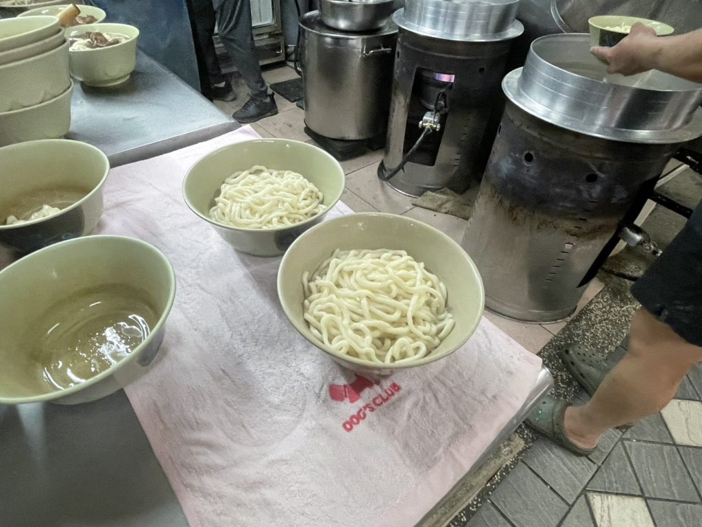 富宏牛肉麵手切麵條特寫，還未加入湯頭的麵碼