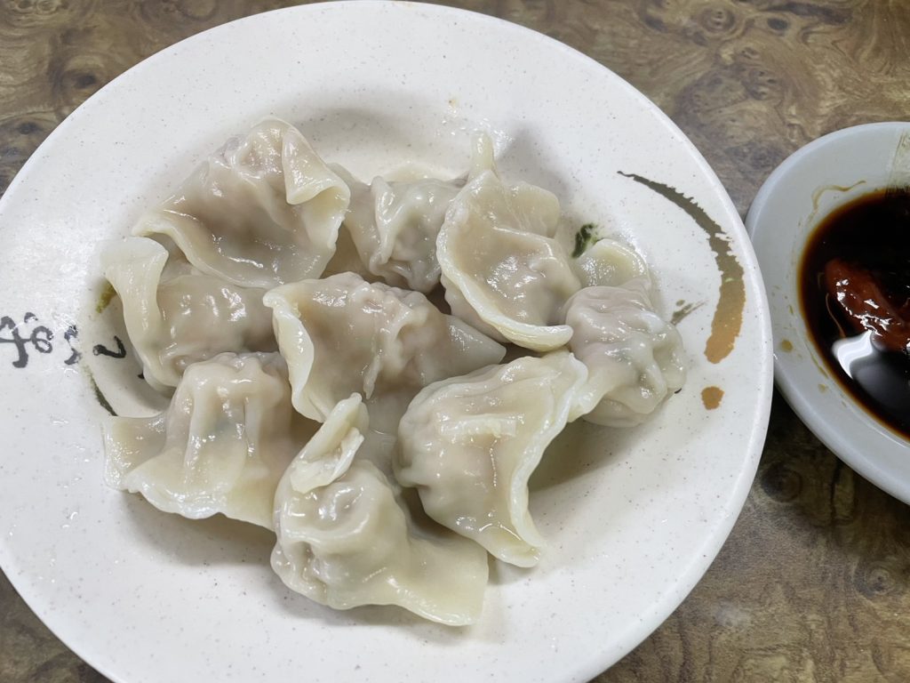 富宏牛肉麵手工水餃，白瓷盤盛裝