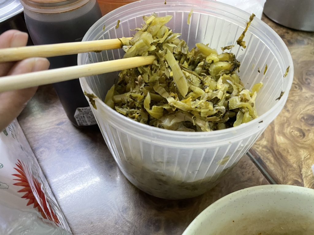 富宏牛肉麵自助酸菜，店家提供免費配菜