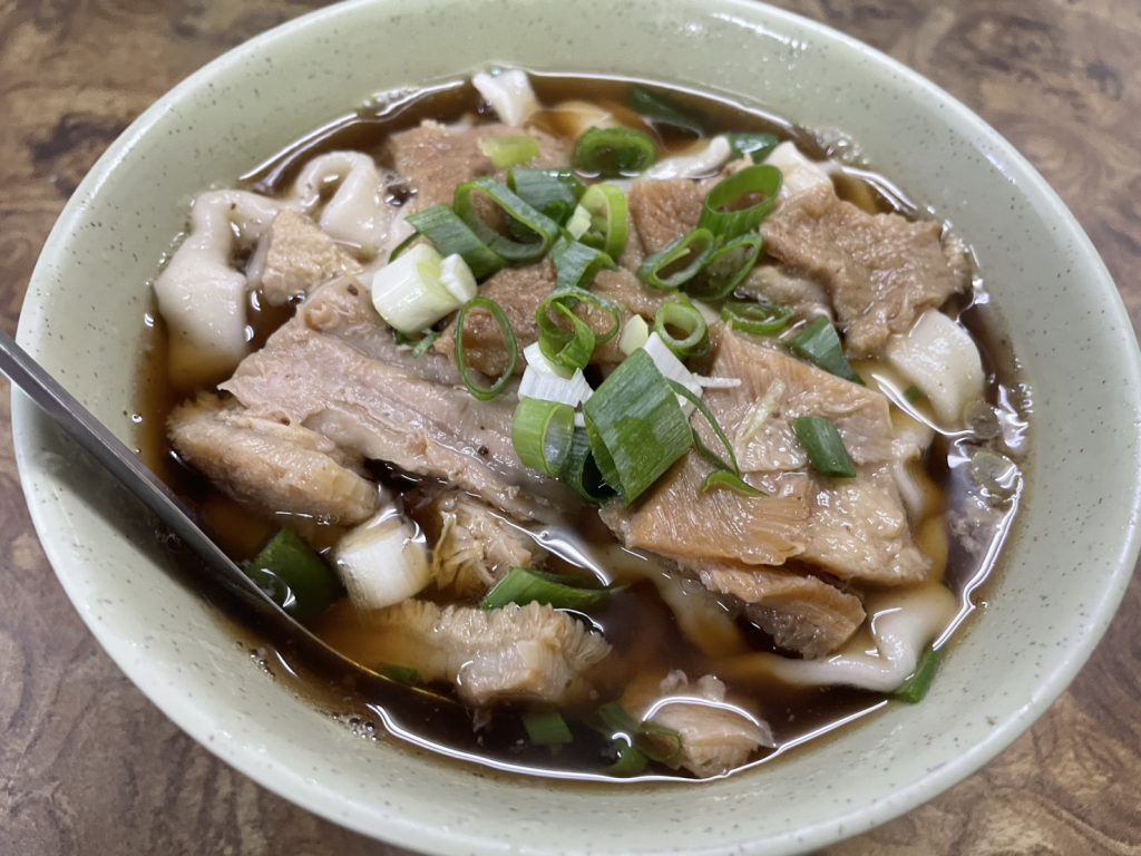 富宏牛肉麵招牌牛雜麵，牛肚牛筋切片特寫