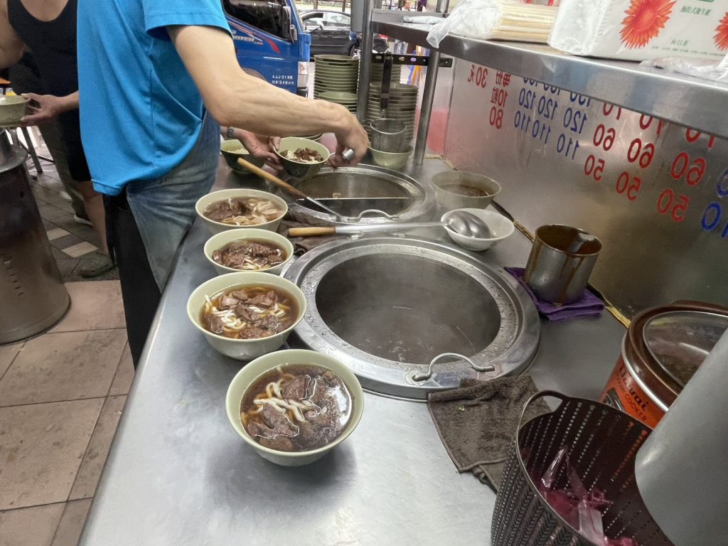 富宏牛肉麵店員現場盛裝牛肉麵