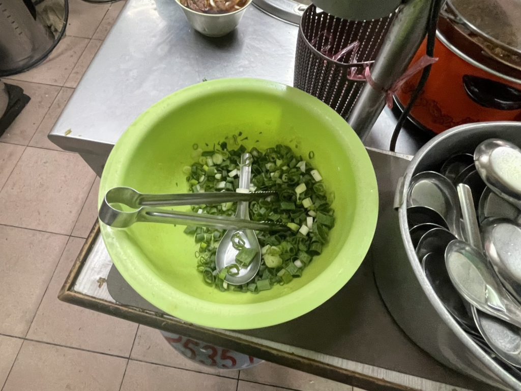 富宏牛肉麵自助蔥花配料