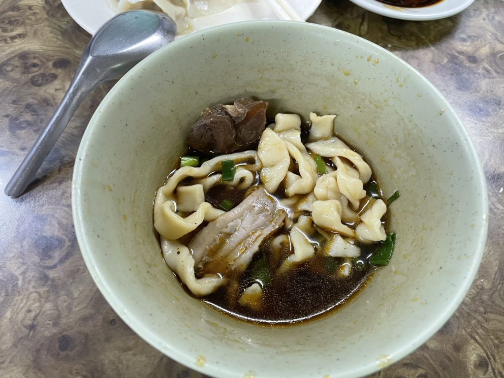 富宏牛肉麵牛肉塊燉煮軟嫩，湯麵特寫