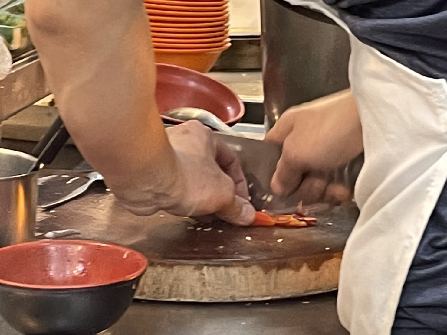 基隆廟口8號旗魚飯 師傅切食材特寫