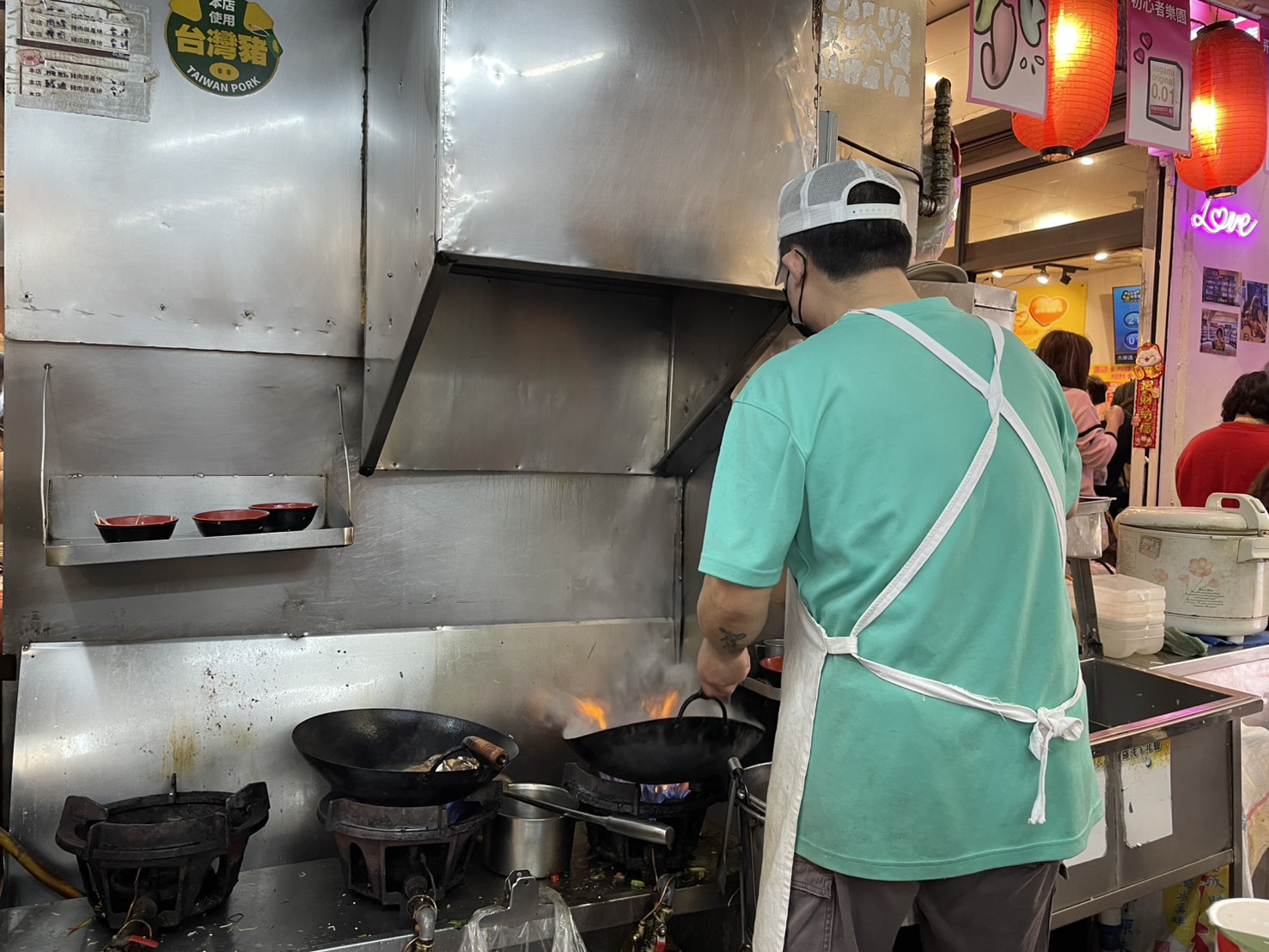 基隆廟口8號旗魚飯 熱炒師傅備餐背影