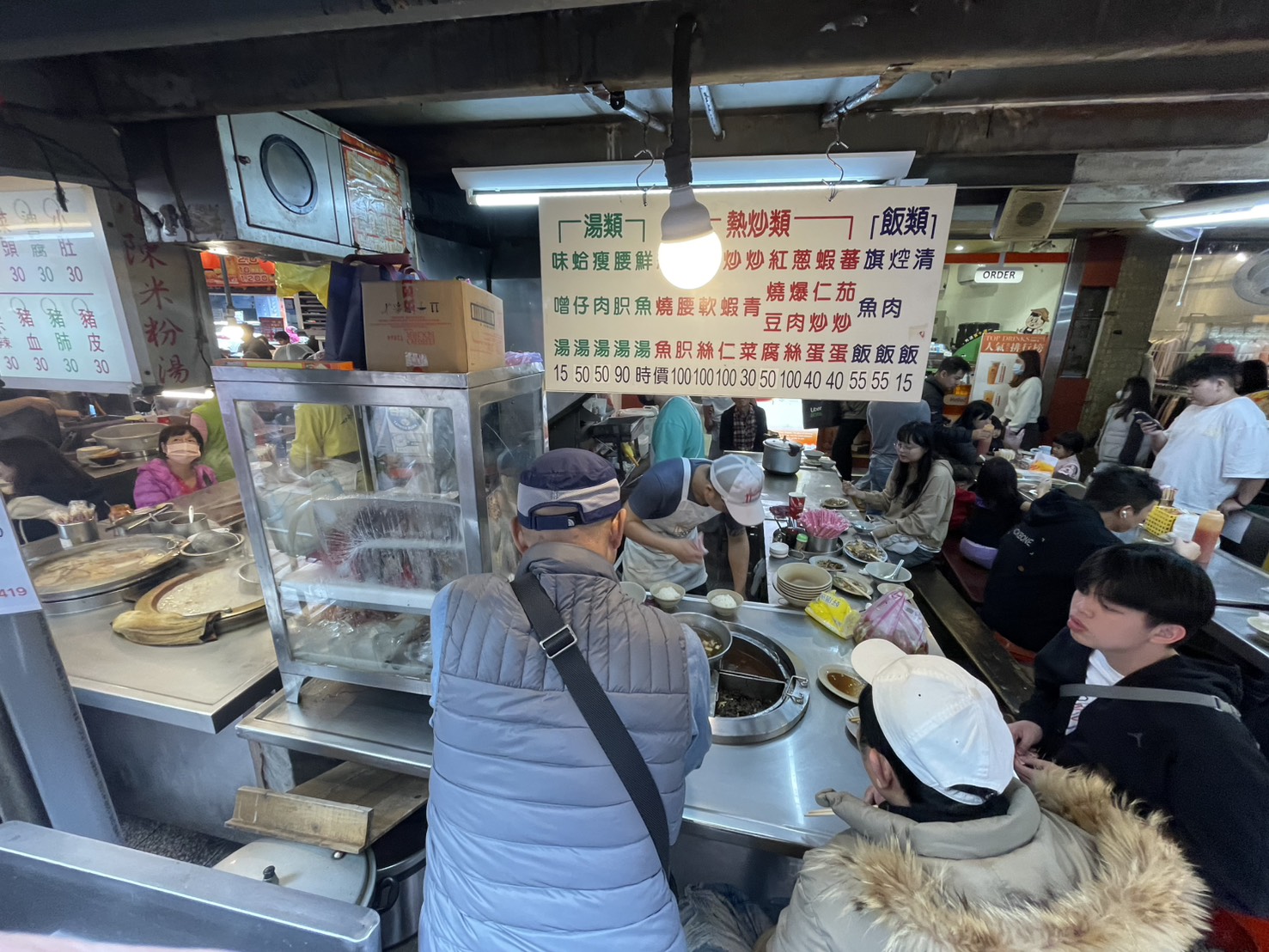 基隆廟口8號旗魚飯 櫃台點餐人潮