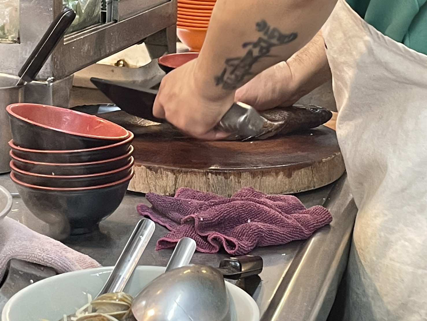 基隆廟口8號旗魚飯 師傅現切旗魚動作