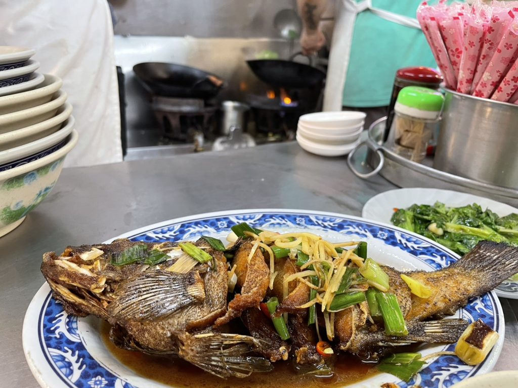 基隆廟口8號旗魚飯 紅燒全魚特寫