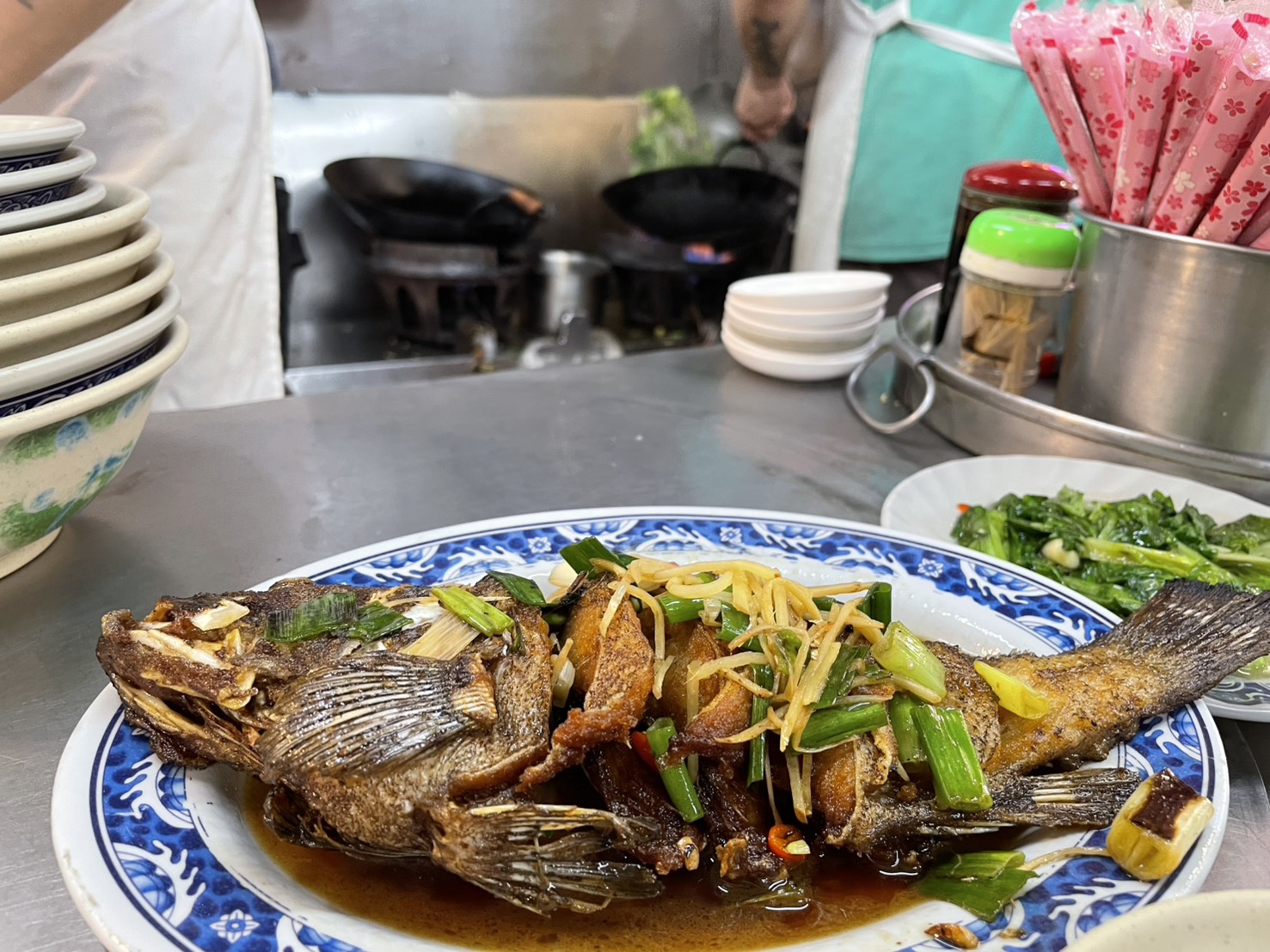 基隆廟口8號旗魚飯 紅燒全魚另一角度