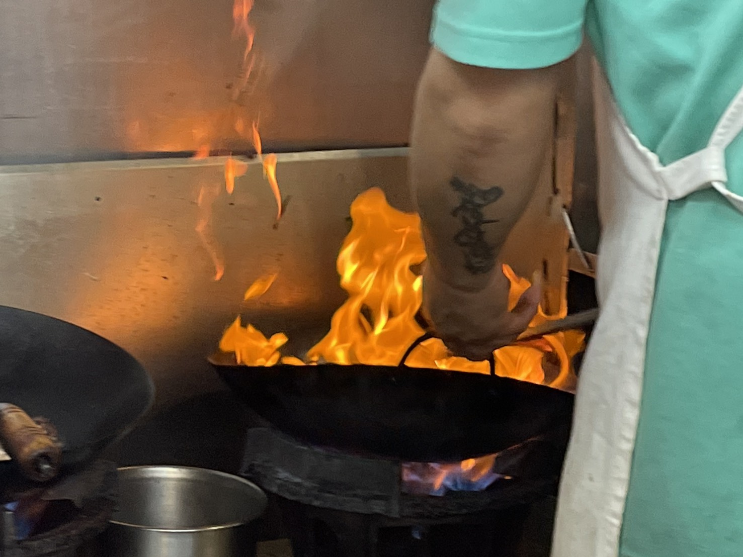 基隆廟口8號旗魚飯 熱炒噴火動作照