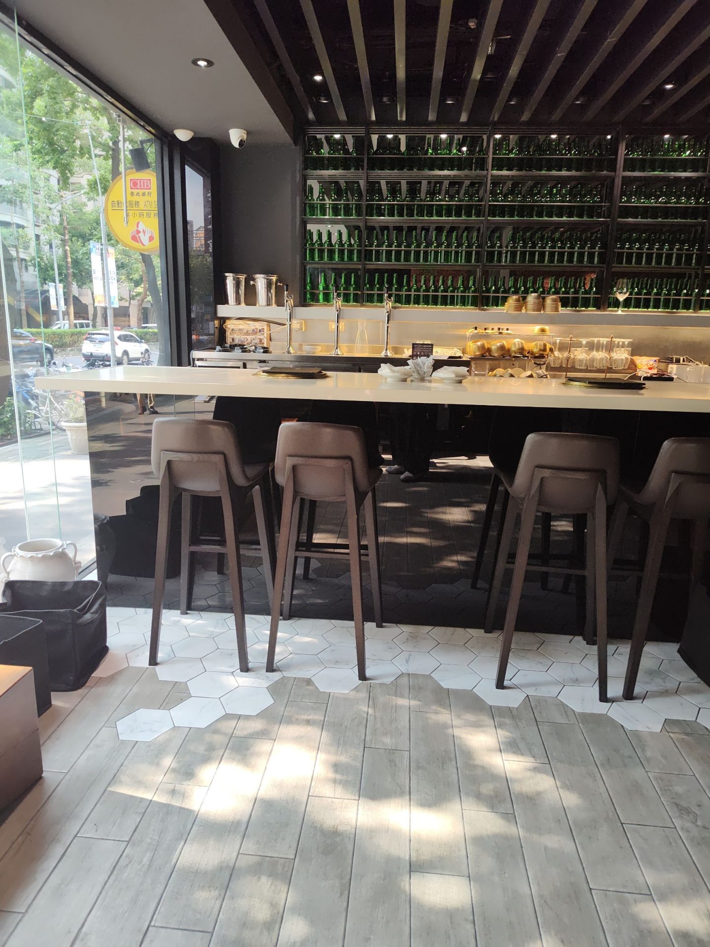 Maple Tree House楓樹韓國烤肉 吧台區與燒酒瓶牆