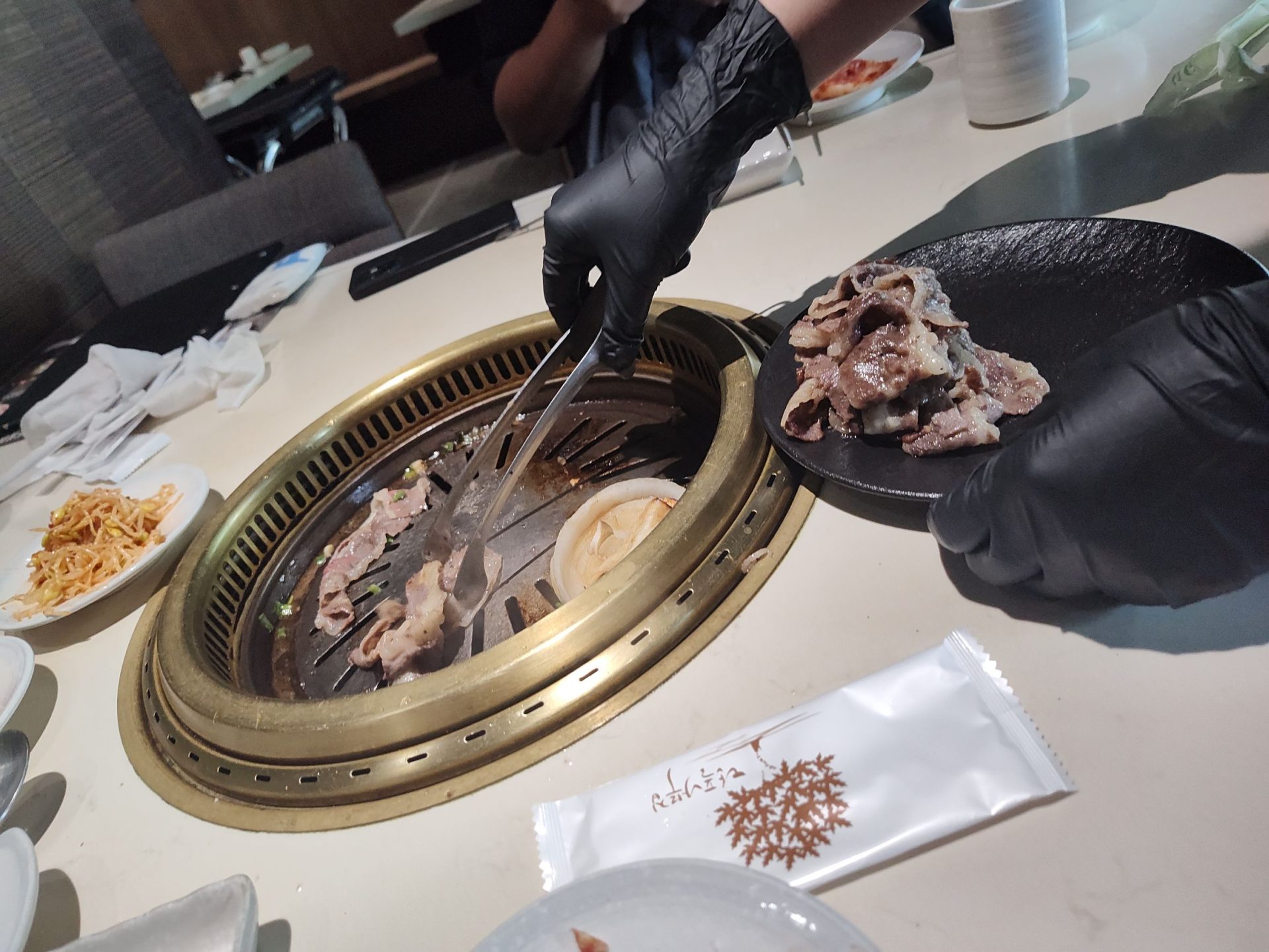 Maple Tree House楓樹韓國烤肉 生肉現場燒烤畫面