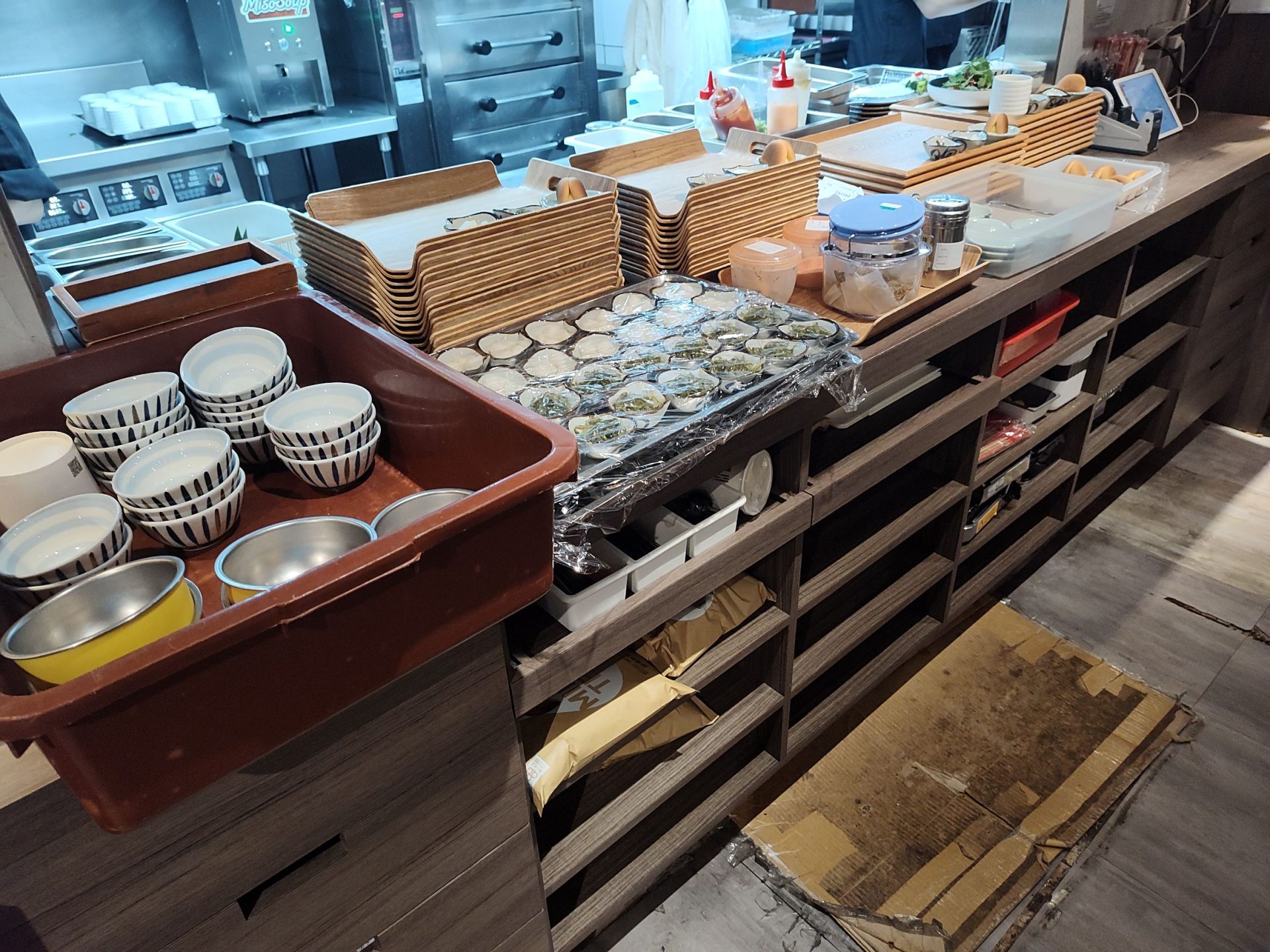 品田牧場台北光復南店 出餐前備料台