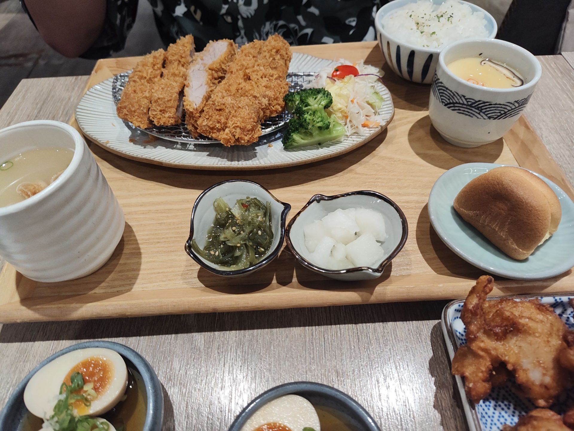 品田牧場台北光復南店 套餐搭滷蛋與唐揚雞