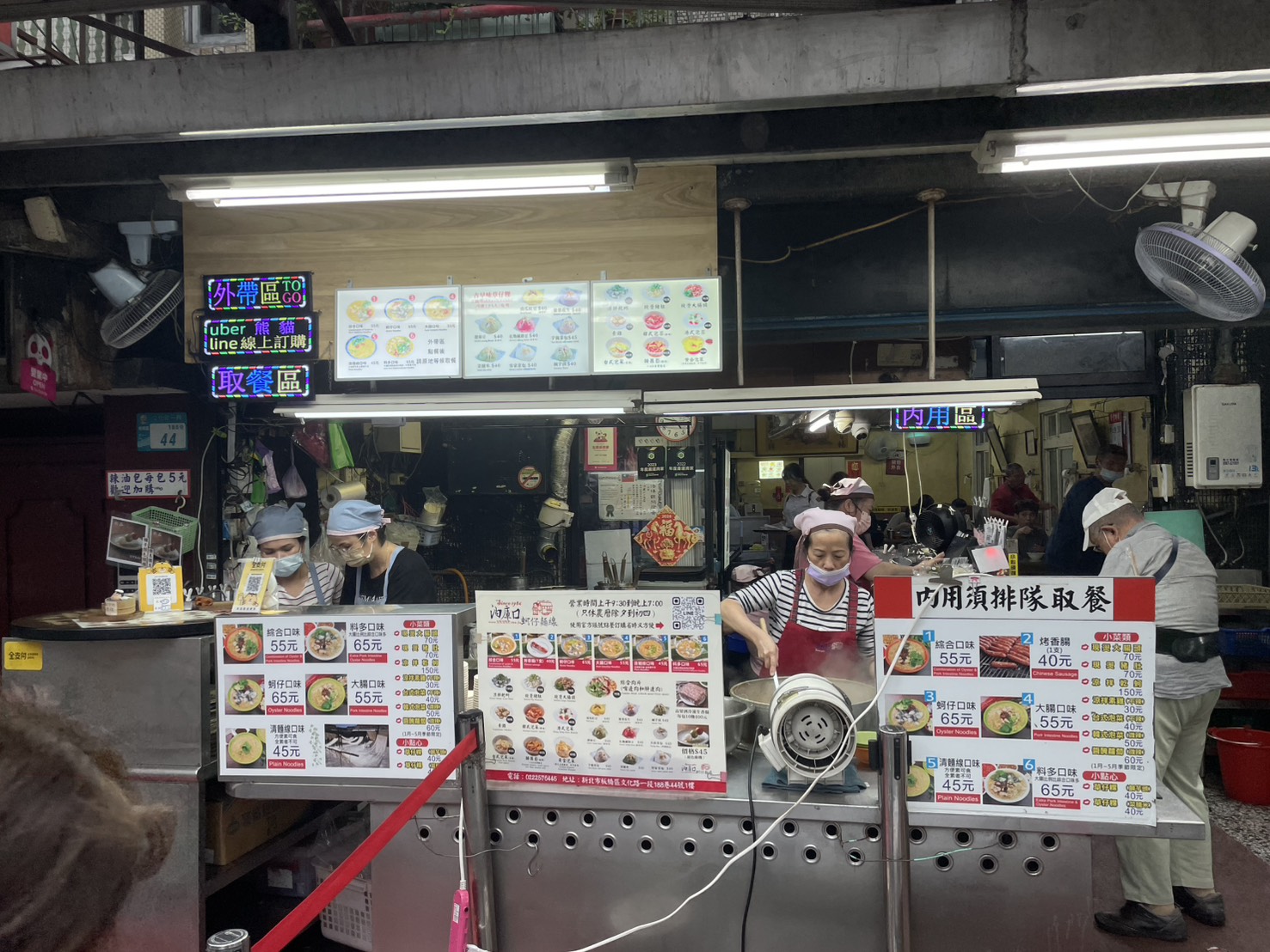 油庫口炭烤香腸現烤過程