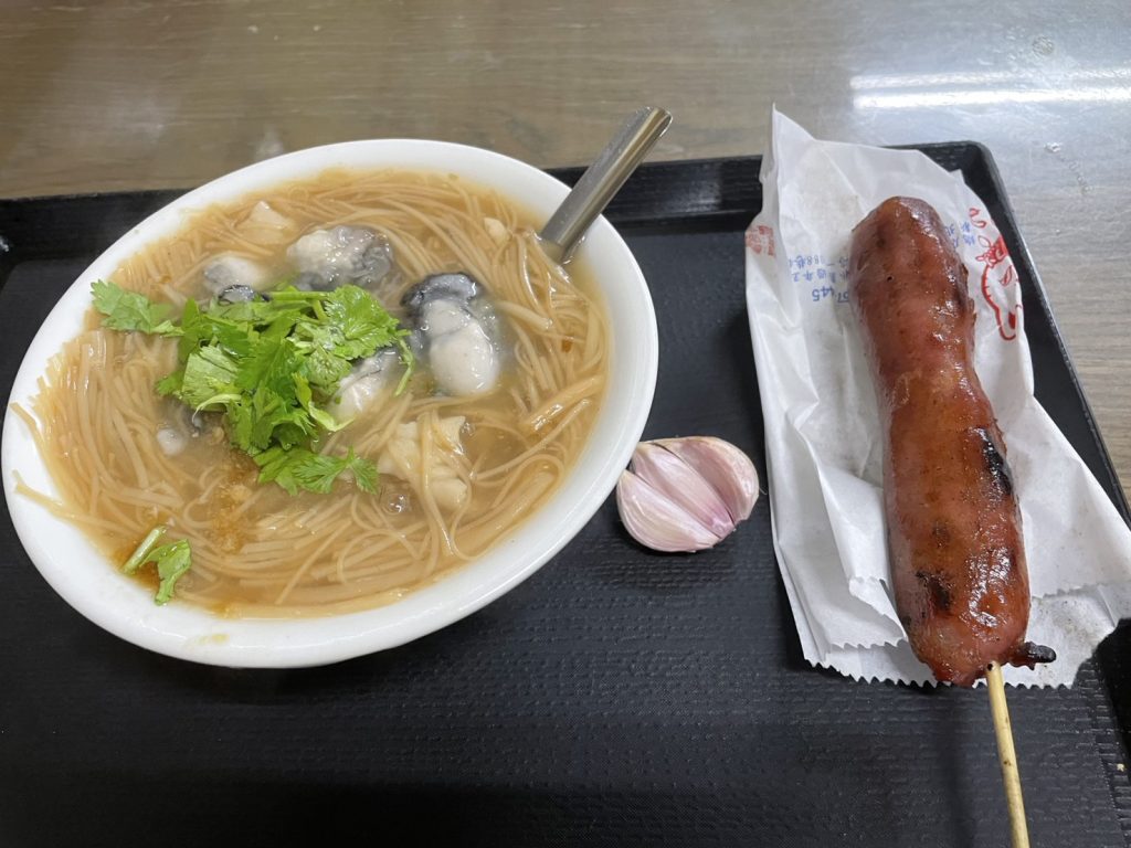 油庫口蚵仔麵線炭烤香腸組合特寫