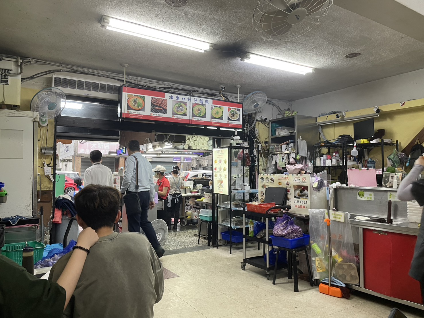 油庫口蚵仔麵線店內出餐櫃檯